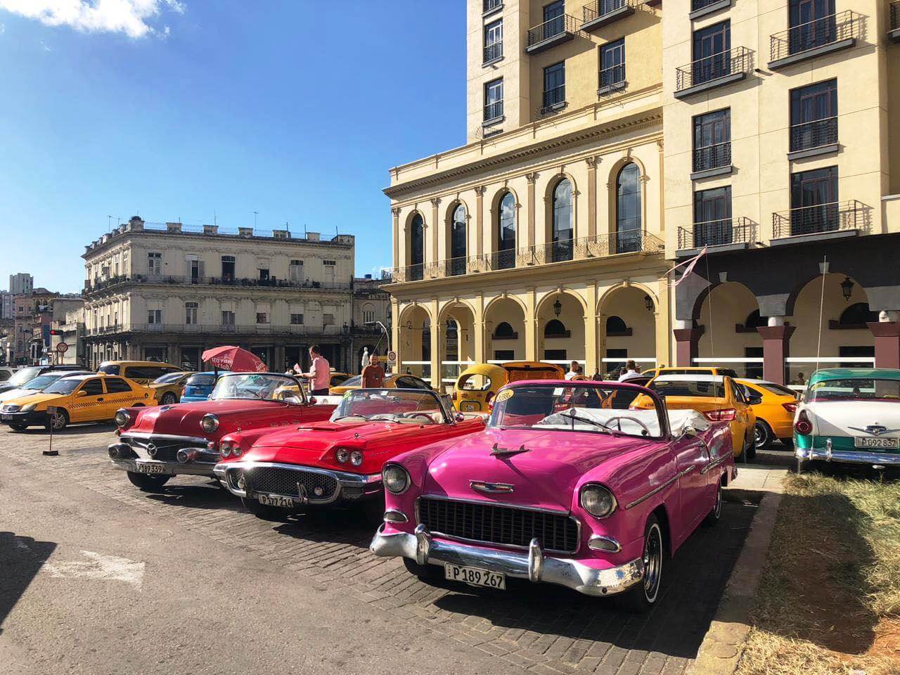 Carros coloridos nas ruas de Havana