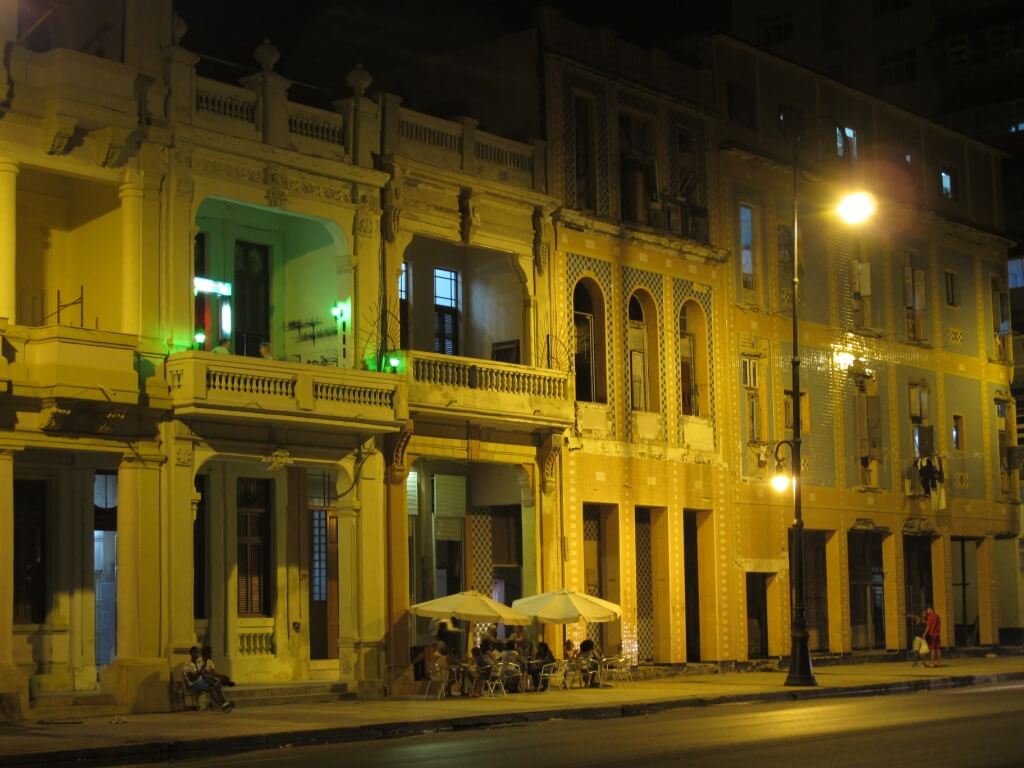 Andando a noite em Havana