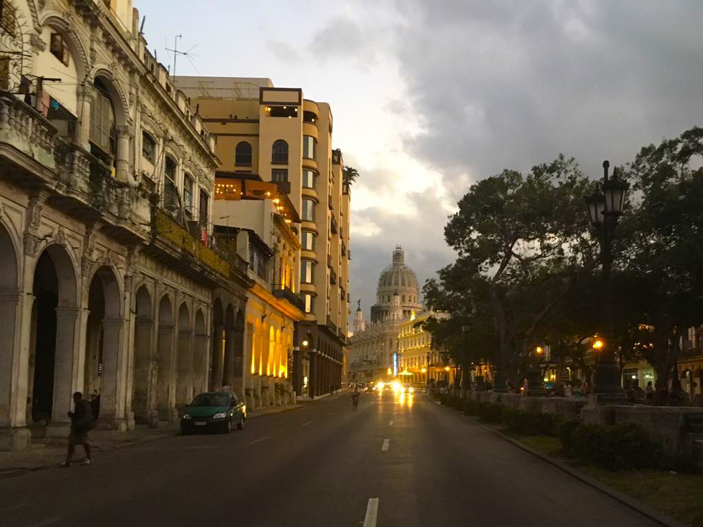 O Capitólio. Avenida que divide La Havana de havana Vieja