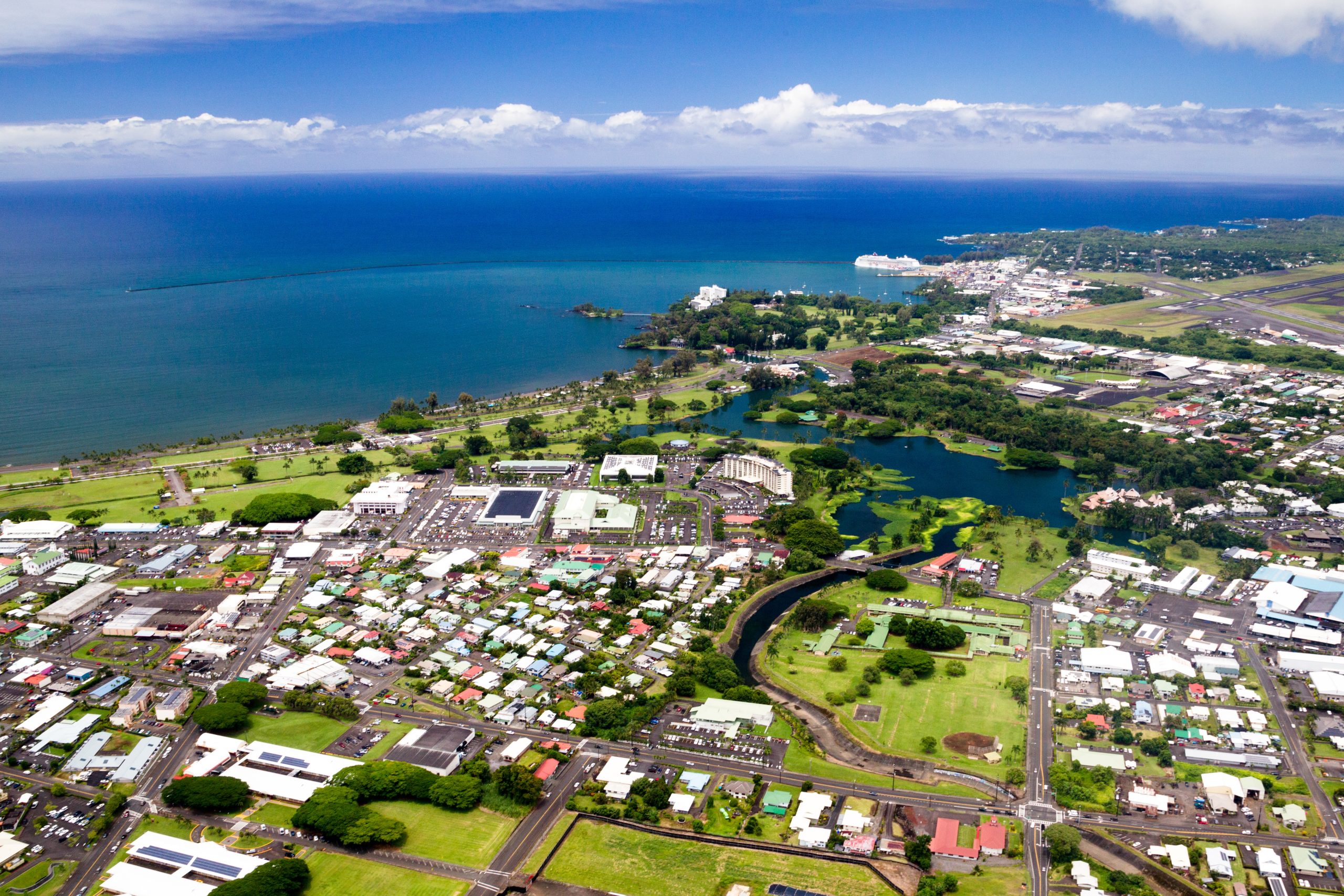 Luftaufnahme von Hilo auf Big Island, Hawaii, USA.