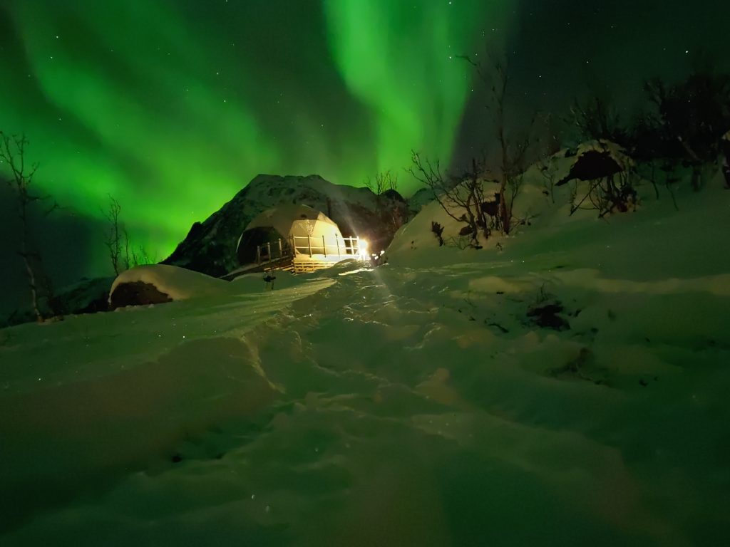 Hotéis Para Ver A Aurora Boreal – A Incrível Sensação De Se Deitar Sob As  Luzes Do Norte » Cris Pelo Mundo